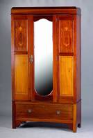 Garderobenschrank, England, um 1900, Mahagoni massiv, Fadenintarsien, kassettiert, obere Kassette m. Vasendekor, Sockelschub, facett. Glasscheibe, ...