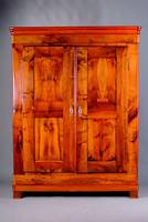 Biedermeierschrank, um 1820/30, Pfalz/Baden, massiv Nußbaum, komplett auf Rahmen gearbeitet z.T. Wurzelnuß massiv, schönes leb.Bild, rest., Kopf ...