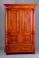 Wäscheschrank, deutsch, um 1880/90, Eichefurnier komplett auf WH Korpus, 3/4 Säulen, Inlets m. gesp. Furnier, integr, Sockelschublade, Türen weit ...