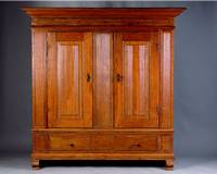 Dielenschrank, mitteldeutsch, wohl Berlin, um 1820, Eiche massiv, Front a. Rahmen gearb., Lisenen u. Inlets vielfach gerieft, Kopf 7-fach gewalmt, ...