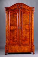 2-türiger Schrank, deutsch, um 1870/80, Barockstil, Korpus WH. Wurzelnußfurnier z.T. gesp. verlegt, Kopfteil geschweift, aufgesetzte 3-fach ...
