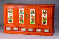 Vielzweckschrank, China, angehendes 20. Jhd, Kiefer/Zirbelkiefer massiv, Front auf Rahmen gearb., eingelegte Majolikakacheln bunt staffiert, Fuß m. ...