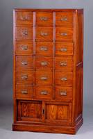 Archivschrank, im Stil der 20er Jahre, Kastanienholz, 18 Schubalden u. ein Schiebefach, l. Gebr.-Sp., ca. 126x66x46 cm