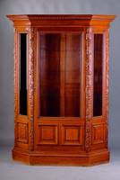 Vitrinenschrank, deutsch, um 1910/15, Eiche massiv, komplett auf Rahmen gearb., hervorragende Holzverarbeitung, facett. Glas, kassettiert, 4 Lisenen ...
