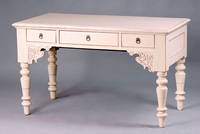 Chinesischer Ahnentisch, um 1900/10, z.T. im Kolonialstil, 3 integr. Schubladen, Eckzwickel abstrakt floral, Beine gedrechselt im Balusterstil, frei ...