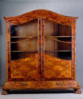 Bibliotheksschrank, Historismus, um 1900, Korpus Eiche massiv, Wurzelnußfurnier z.T. gesp. verlegt, 2 Sockelschübe, Türen m. Maketerie in Mahagoni ...