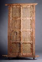 Tür, Indien, wohl Jaipur, 19.Jh., Holz, 8-fach kassettiert, Kassetten mit sternförmiger Durchbrucharbeit u.passenden Metallrosetten, umlaufend mit ...