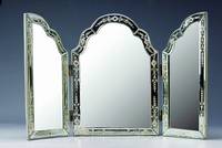 Aufklappbarer venezianischer Tisch/Schminkspiegel, um 1900, Spiegelglas z. T. facettiert, teilweise mattiert, drei Zierknöpfe fehlen, jedoch nicht ...