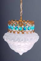 Kleine Deckenlampe, wohl Frankreich, um 1925-30, ornamentierter Messingkranz mit eingehängten türkisfarbenen Prismen, 1 Brennstelle, Lampenschirm ...