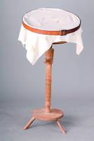 Stick-Rahmen, deutsch, um 1880-90, Weichholz gedrechselt, auf drei Füßen stehend, mit Kugelgelenk zum Verstellen der Neigung, äußerer Rahmen ...