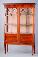 Vitrine, England, um 1900, spätviktorianisch, WH/HH, Pyramidenmahagoni gesp. verlegt, Kopf m. Ahorn u. Mahagoniintarsien, Oberteil verglast, 2 ...