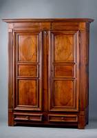 Kleiderschrank, Frankreich, um 1750, Nußbaum/Eiche massiv, kompl. a.Rahmen gearb., doppelt u. 3-fach getreppt, Inlets aus Elypsen u. Rechtecken ...
