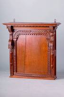 Hängeschränkchen, Nordfrankreich, um 1870/80, Eiche massiv, Schuppenschnitzerei m. aufgelegten Zierteilen im Renaissancestil, Türe passig, ...