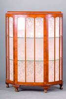 Franz. Vitrine, um 1935, Front u. Seiten gebogt, jede Abteilung in sich 3-fach gegliedert, 3 Einlegebretter, kaukasisch Nußbaumfurnier, kl. ...