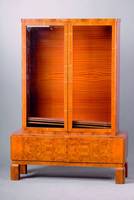 Art Deco Vitrine, deutsch, um 1930/32, Korpus HH/WH, ausladendes Unterteil, kaukasisch Nußbaum/Wurzelnußfurnier gesp. verlegt, z.T. waagerecht ...