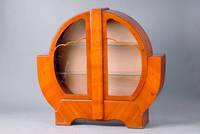 Art Deco Vitrine, Frankreich, um 1935, geomatr. Formen der Kugel, beckenhaft eingegliedert, Wurzelnußfurnier gesp.u. quer verlegt, WH, 2 ...