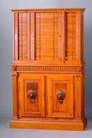 Münzschrank, deutsch, um 1900, Eiche massiv, Unterteil mit zwei Türen und einer großen Schubladen, Oberteil mit 81 Münzschubladen, kl. Stück der ...