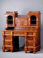 Aufsatzschreibtisch, Gründerzeit, um 1880, Korpus WH, Wurzelnußfurnier gesp. verlegt, Unterteil 6 integr. Schubladen m. 4-fach getreppten ...