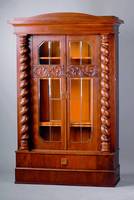 Bücherschrank, deutsch, um 1905/10, Korpus Eiche/Buche massiv, in sich 4 geteilt, aufgesetzte 3/4 Säulen in sich gedreht, aufgesetzte ...