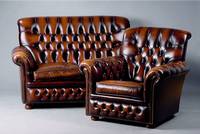 Sog. Chesterfield Garnitur, nach engl. Vorbild v. 1910, neuere Ausführung, lose paspolierte Sitzkissen, Front u. Lehnen geheftet u. genoppt, ...