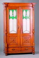 Wäscheschrank, deutsch, um 1900, Jugendstil, Eiche, kompl. auf Rahmen gearb., 3/4 Säulen, reich gedrechselt z.T. im korinthischem Stil, Glasteile ...