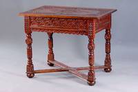 Tisch, deutsch, um 1870, Buche/Nußbaum massiv, im sog. altdeutschen Stil, Flachschnitzereien a.d. Vollholz, germanisierend u. geometrisierend, ...