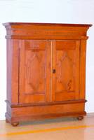 2-türiger Dielenschrank, mittel- bzw. norddeutsch, um 1766 (dat.), sog. Mitgiftschrank, Eiche massiv, Front z.T. auf Rahmen gearb., aufgesetzte ...