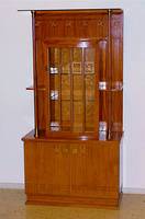 Prunksalon, deutsch, um 1905/06, bestehend aus: Vitrine, Bank m. Umbauteil, Tisch u. 2 Sessel, Korpus WH, ausgesuchtes Kirschbaumfurniergesp. ...
