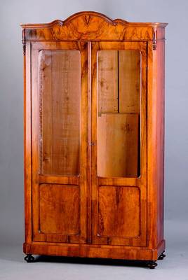 Wäscheschrank, süddeutsch, um 1840/50, Korpus WH, Front a. Rahmen gearb., Wurzelnußfurnier z.T. gesp. verlegt, abgeplattete Ecken, aufges. ...