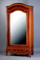 Kleiderschrank, Elsass/Lothringen, um 1880/90, Korpus Eiche massiv, Wurzelnußfurnier z.T. gesp. verlegt, abgeplattete Ecken, diese verziert m. ...