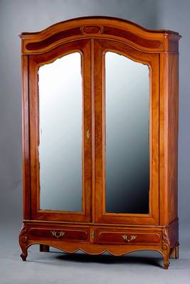 Schlafzimmerschrank, Frankreich, um 1890, Korpus Eiche massiv, kompl. auf Rahmen gearb., Nußbaum/Wurzelnußfurnier gesp. verlegt, 2 integr. ...