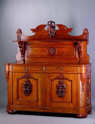 Aufsatzmöbel, Elsass/Lothringen, um 1900, Korpus Eiche massiv, Wurzelnußfurnier z.T. gesp. verlegt, 2-türig, 2 integr. Schubladen, Front a. Rahmen ...