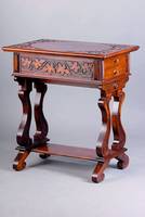 Nähtisch, deutsch, um 1870/80, Eiche/Buche massiv, Ablegefach, seitl. 2-schübig, Rankenflachschnitzerei a.d. Vollholz, 2-wangig konzipiert, Wangen ...