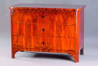 Kommode, süddeutsch, um 1830/40, Korpus WH, Wurzelnußfurnier doppelt u. 4-fach gesp. verlegt, abgerundete Ecken, eingelassene Furnierschilder, alte ...