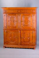 4-türiger Schrank, Westfalen um 1750/80, Eiche massiv, aufgesetzte Leistenschnitzereien i. Form v. Rosetten u. Rechtecken, z.T. vielfach verkröpfte ...