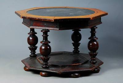 Oktogonaler Zentraltisch, mitteldeutsch, zwischen 1650-1700, Weichholz, Eibe u. Nußbaum, untere Ebene aufges.doppelt getreppteZierleisten, 4 ...