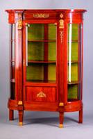 Empirestilvitrine, nach franz. Vorbild v. 1830, gebaut um 1910, Korpus HH/Eiche massiv, rötl. Mahagonifurnier, Seiten abgerundet, Mittelteil m. ...