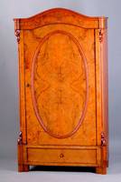 Kleiderschrank, mitteldeutsch, um 1840/45, Korpus WH, Wurzelnußfurnier z.T. gesp. verl., integr. Schublade, Tür a. Rahmen gearb. m. ovaler ...
