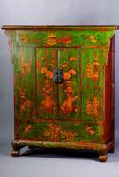 Chinesischer Vielzweckschrank, nach Vorbild v. 1860, gebaut um 1900, WH massiv, Front u. Seiten in stiltyp. Stufenverz., grüngrundig, bemalt m. sog. ...