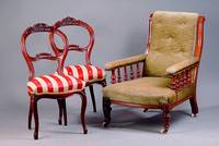 Stuhlsessel, wohl England, um 1900, Gestell Nußbaum massiv auf Mahagoni gebeizt, Front leicht geschweift, Armlehnen m. Balustergalerie, Polsterung ...