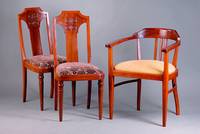 2 Art-Deco Stühle, wohl Frankreich, um 1935, Palisander/Buche massiv, abstrakt florale Flachschnitzerei, Ecken abgerundet, Beine m. Drechselarbeit ...