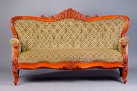 3-Sitzercouch, wohl deutsch, um 1880, Gestell z.T. Nußbaum massiv, vielfach geschweift, Akantusblatt u. Perlleistenverz., Rücken geheftet u. ...