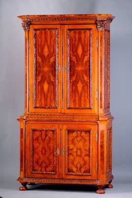 Aufsatzmöbel, Trierer Raum, um 1720/30, Korpus Eiche massiv auf Rahmen gearb., abgeplattete Ecken, aufges. Zierleisten in Akantusblattverz. u. sog. ...