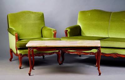 Couchgarnitur, deutsch, um 1965/70, bestehend aus 3-Sitzer, 2 Sesseln, dazu Onyxtisch, Gestell massiv Nußbaum, Barockstil,Schnitzereien aus dem ...