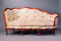 Chaiselongue, Frankreich, um 1760, Gestell Nußbaum massiv, allseitig geschweift, Rückenlehne u. Seiten abnehmend ausgeführt, Füße und Front ...
