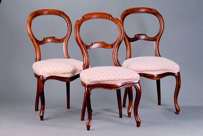 7 Löffelstühle, süddeutsch, um 1840/50, Nußbaum massiv, Lehnen gerieft, geschweifte Beine, Zarge passig, Polsterung u. Bezug erneuert, 3 Stühle ...