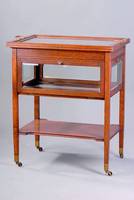 Teetisch, deutsch, um 1905/10, Eiche massiv/Furnier, abnehmbares Tablett, Vitrineteil m. facett. Glas, Auflegeboden, Beine m. Metallschuhen u. ...