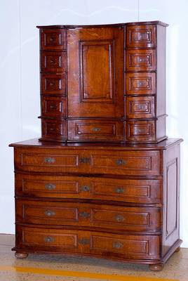 Aufsatzkommode, Freiburger Raum, um 1730-50, Eiche massiv, Unterteil doppelt geschweift, Schweifungen u. Schnitzereien aus dem vollen Block gearb., ...