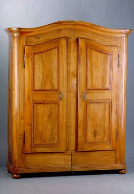 Spätbarockschrank, Südschwarzwald/Freiburger Raum, sog. Spaltschrank, um 1790/1810, Nußbaum massiv, geschweifter Kopf, Kopf u. Fußleisten 3-fach ...