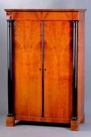 Biedermeierschrank, Baden, um 1810/20, Korpus WH, Wurzelnußfurnier, z.T doppelt gesp. verlegt, 2-türig, Lisenen in Form v. freistehenden ...